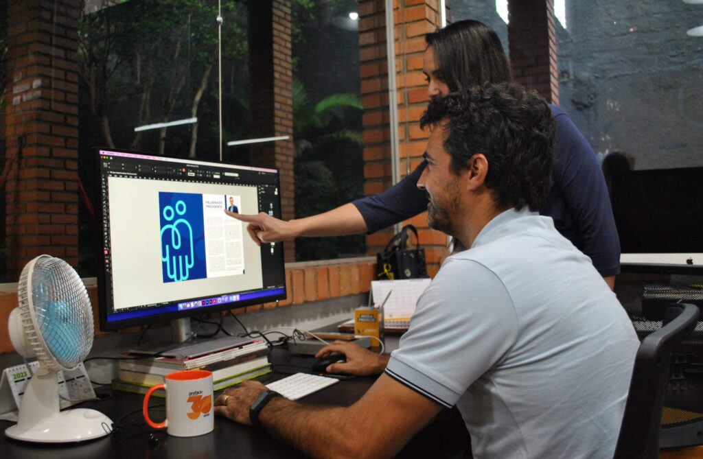 Pessoas trabalhando em uma agência de comunicação