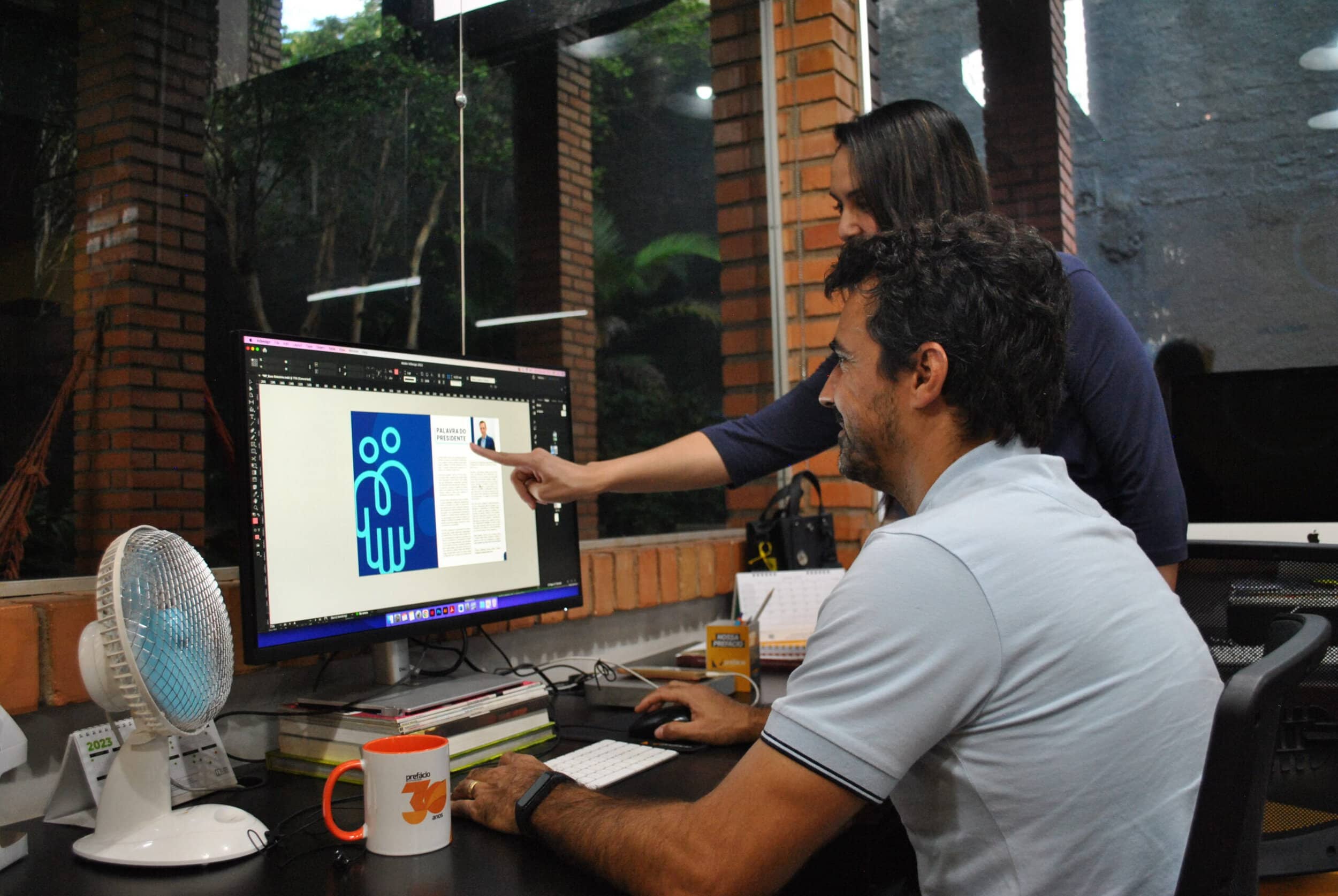 Pessoas trabalhando em uma agência de comunicação